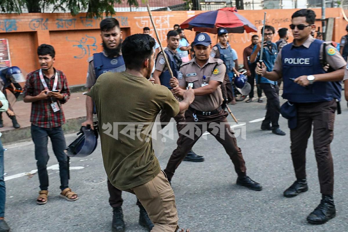 সংসদ ভবনের সামনে